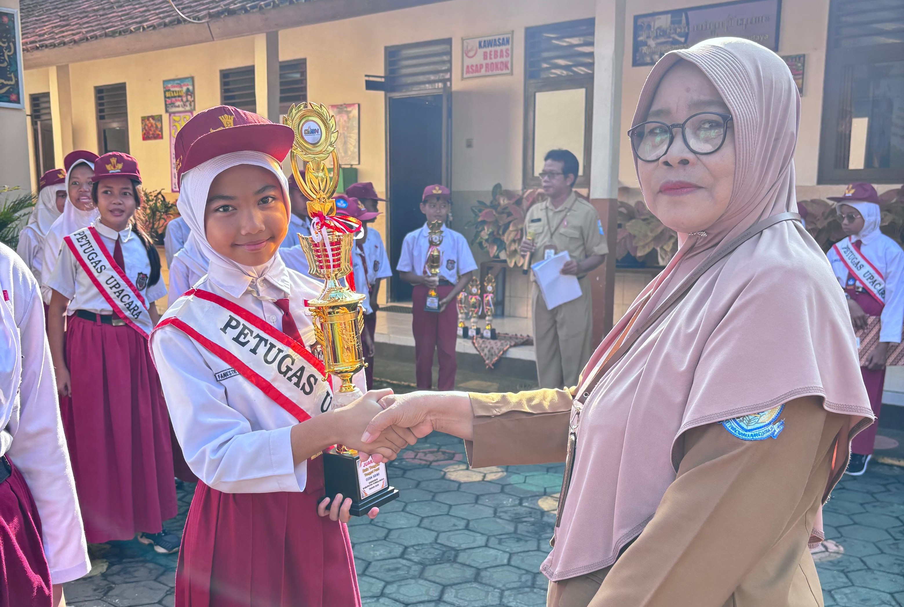 SD Negeri 1 Wirasaba Apresiasi Petugas Upacara Terbaik dalam Apel Penghargaan Siswa